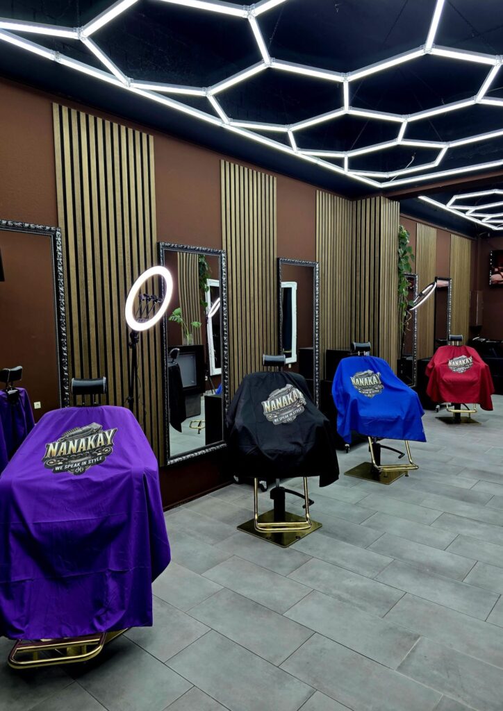 Friseurstühle im Nanakay Laden mit Kittel