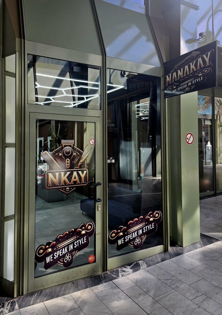 Einblick in das Exterior des Friseursalons aus der kleinen Passage in der Alten Holstenstraße in Bergedorf. Nr. 2