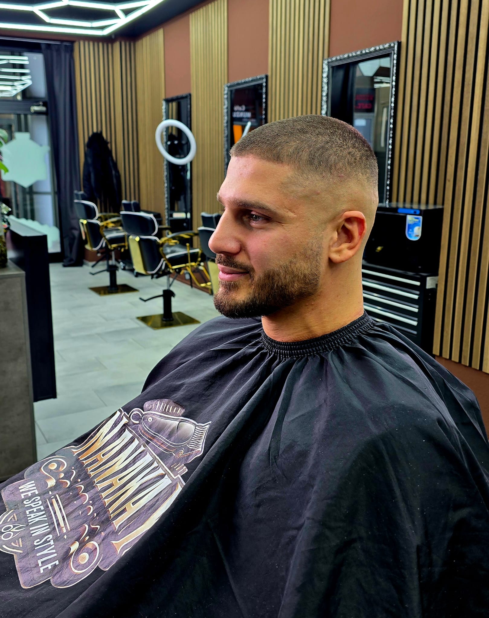 Kunde frisch geschnittene Haare und getrimmten Bart