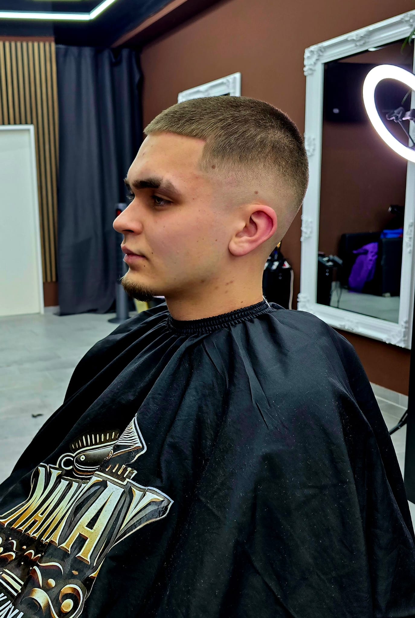 Kunde mit Haarschnitt von der Seite