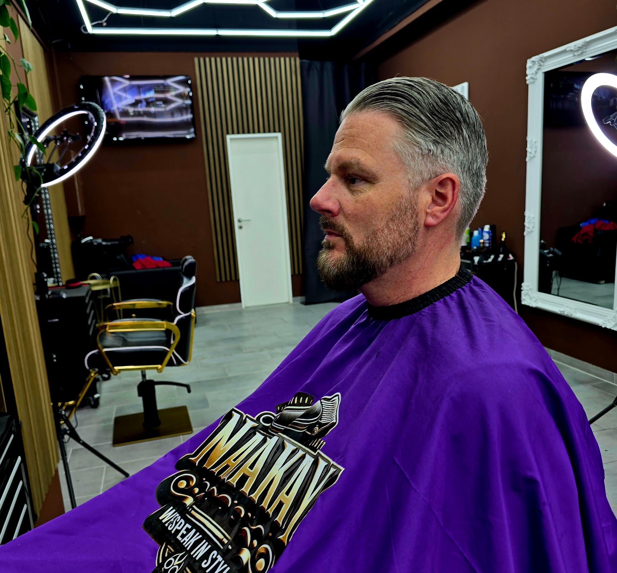 Kunde mit Bart- und Haarschnitt