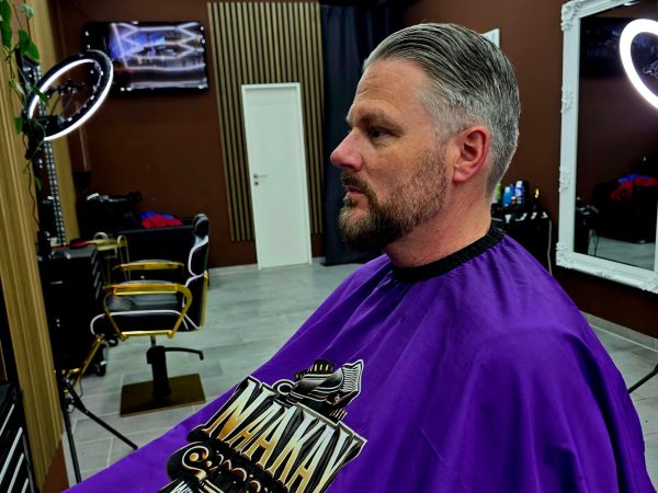 Kunde mit Bart- und Haarschnitt